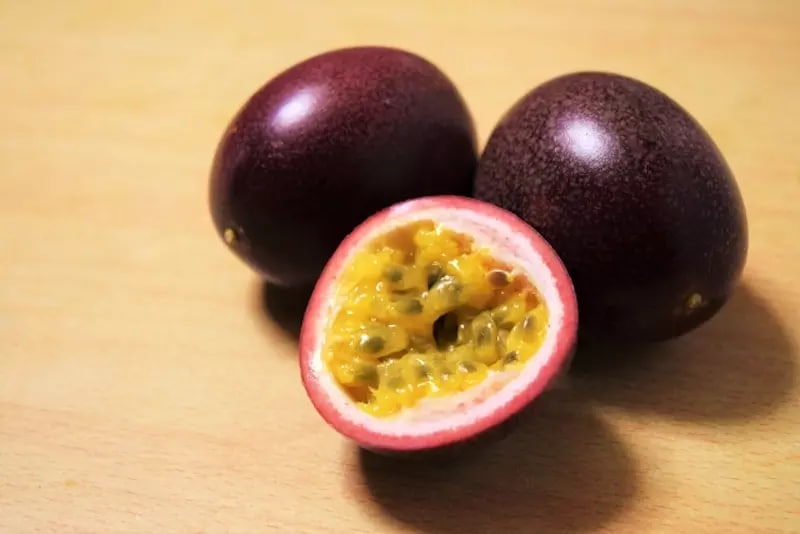 วิธีเลือกและเก็บรักษาสับปะรดม่วง (Passion Fruit) ตามคำแนะนำจากกรมการเกษตร: คนส่วนใหญ่มักจะคนเนื้อก่อนกินเพื่อรสชาติที่ดียิ่งขึ้น