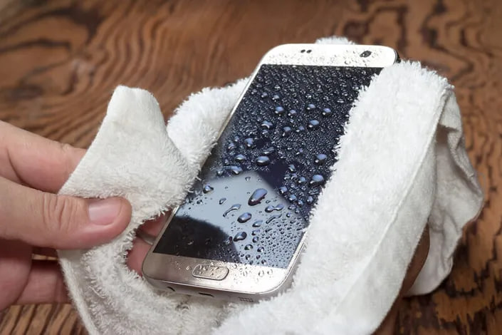 มือถือตกน้ำกู้ชีพยังไง? สรุปคำตอบจาก Apple! เผยพฤติกรรมต้องห้าม: ทั้งแช่ถังข้าวสารและใช้ไดร์เป่าผม คือวิธีที่ผิด